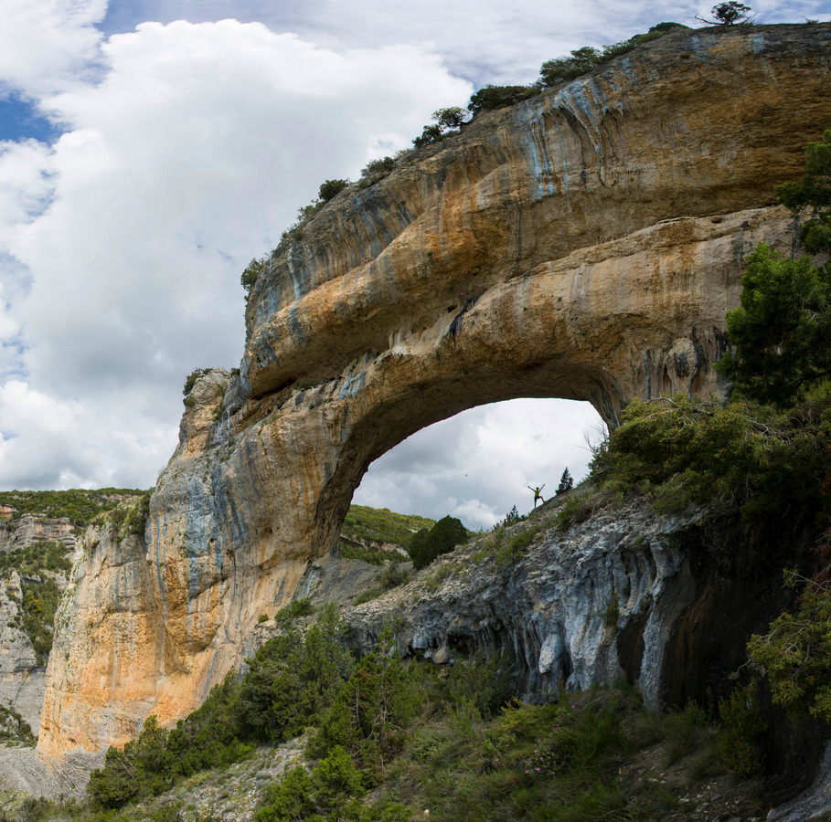Arco de piedra en el Parque Natural de los cañones y la Sierra de Guara en Huesca